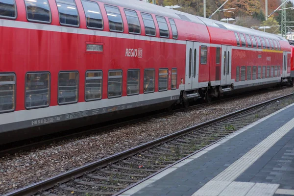 Treinstation Met Passerende Trein Rails Met Infrastructuur Naast Zuid Duitsland — Stockfoto