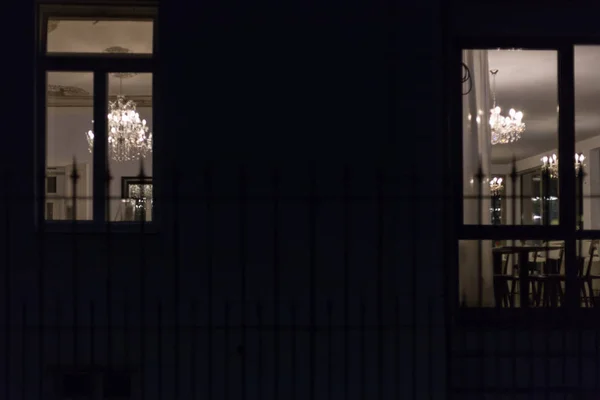 Historische Fassaden Und Fenster Eines Caférestaurants Mit Lampen Und Lichtern — Stockfoto