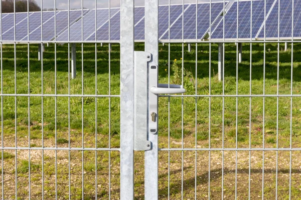Ogrodzenie Przodu Obszaru Fotowoltaicznych Tablicy Pole Panelu Zamontowane Aluminium Stoi — Zdjęcie stockowe