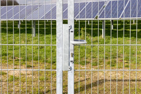 Cerca Frente Área Fotovoltaica Campo Matriz Com Painel Montado Suportes — Fotografia de Stock