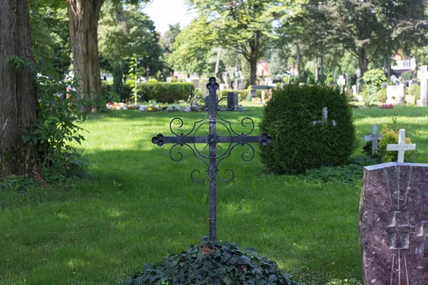 夏季には南ドイツの歴史的な街の教会の墓地 — ストック写真