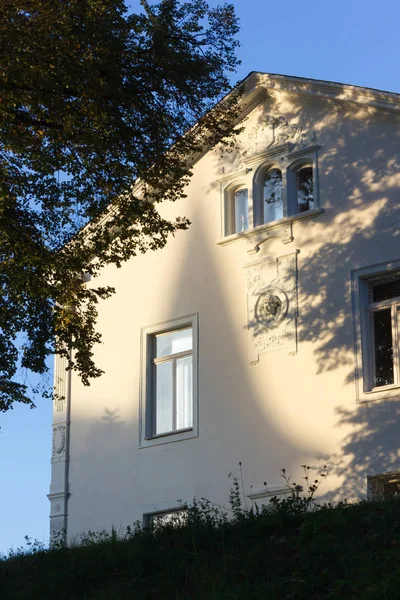 Fassaden Architektur Und Bäume Einer Historischen Stadt September Herbstsaison Süddeutschland — Stockfoto