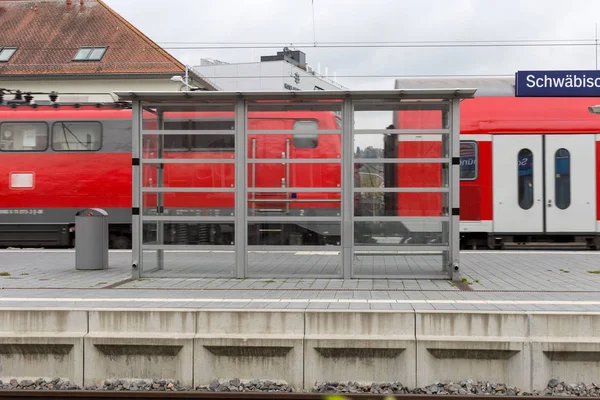 Bahnhof Mit Vorbeifahrenden Zügen Und Schienen Mit Infrastruktur Der Nähe — Stockfoto