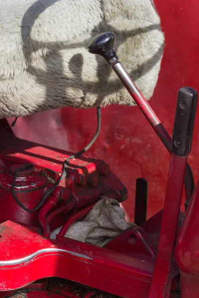 Alter Traktor Roter Und Grüner Farbe Mit Motor Und Werkzeugdetails — Stockfoto