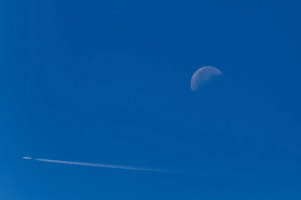 Aircrafat Com Contrails Céu Azul Verão Passando Lua Para Trás — Fotografia de Stock