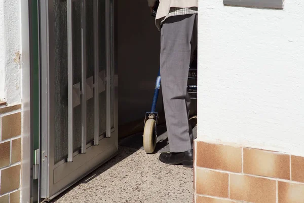 Yaşlı adam rollator Güney Almanya köyde kullanarak.