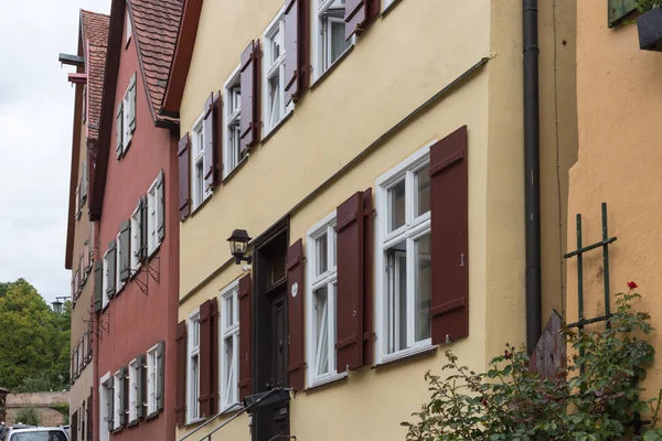 여름에 독일에서 바바리아의 역사적인 도시에서 Deecorations 프레임 건물은 심지어 휴식의 — 스톡 사진