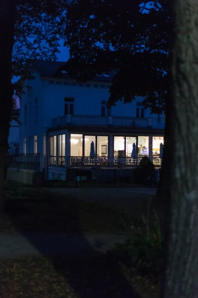 Fachadas Históricas Ventanas Restaurante Cafetería Con Lámparas Luces Una Noche — Foto de Stock