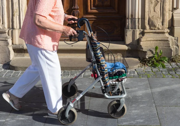 Walking Ett Café Nära Sommaren Park Romantiska Staden Södra Tyskland — Stockfoto