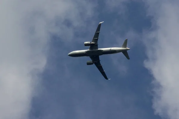 Einem Sonnigen Junitag Süddeutschland Sehen Sie Ein Modernes Düsenflugzeug Hoch — Stockfoto