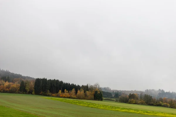在有雾的11月天的景观与印度秋季的颜色在德国南部农村 — 图库照片