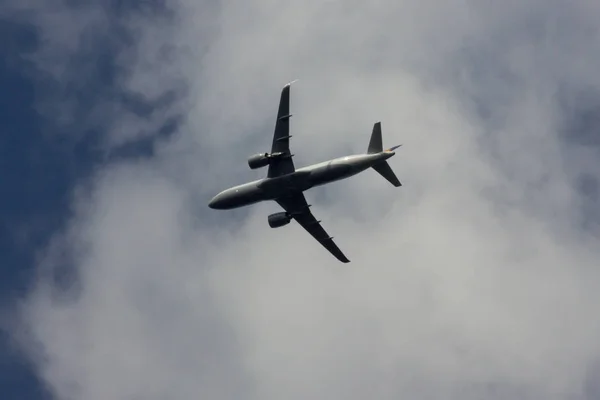 Einem Sonnigen Junitag Süddeutschland Sehen Sie Ein Modernes Düsenflugzeug Hoch — Stockfoto