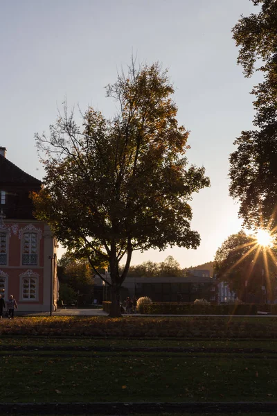 建筑外墙和建筑细节在一个历史名城南德国在一个10月秋季傍晚明亮的日落 — 图库照片