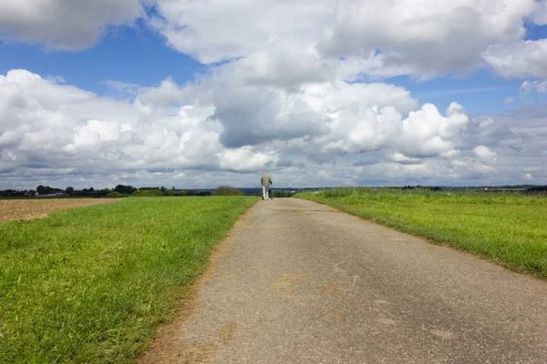 Una Strada Accanto Campo Verde Cielo Blu Rollator Con Uomo — Foto Stock