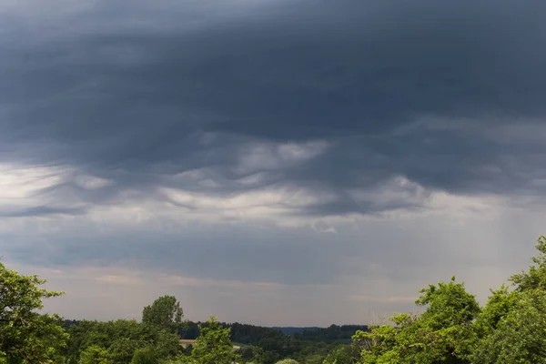 Una Giornata Estiva Luglio Nuvole Molto Scure Piene Acqua Umida — Foto Stock