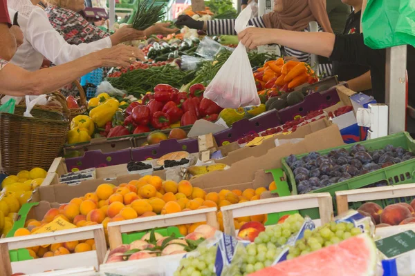 Αγορά Λαχανικά Στη Λαϊκή Αγορά Στη Νότια Γερμανία Ξύλινα Κουτιά — Φωτογραφία Αρχείου