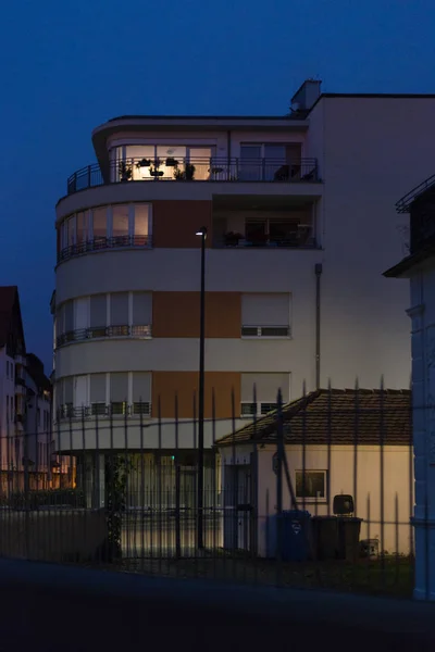 Fachadas Ventanas Modernas Históricas Con Lámparas Luces Una Noche Octubre — Foto de Stock