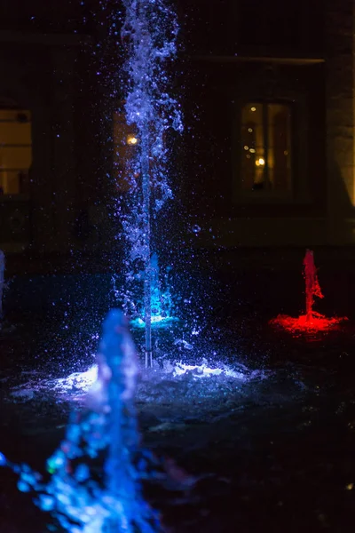 Extreme Nahaufnahme Bunte Wasserfontäne Der Nacht Park Einer Historischen Stadt — Stockfoto