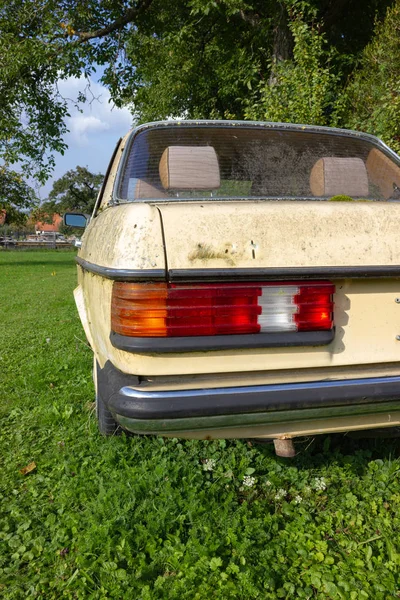 Vieille Voiture Marque Allemande Célèbre Altérée Dans Pelouse Verte Région — Photo