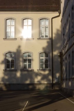 cephe mimarisi ve Eylül ayında bir şehir ağaçlarının city stuttgart yakınındaki Güney Almanya'da sezon sonbahar