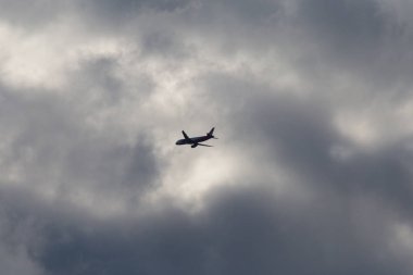 Haziran ayında Güney Almanya çok güneşli bir günde bir modern jet uçağı yüksekte görmek