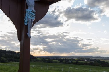 bir Eylül akşam gökyüzü güney Almanya stuttgart şehir aşağı gidiş güneşin turuncu ve sarı renkleri gri mavi yakınlarındaki kırsal alanda üzerinde haç