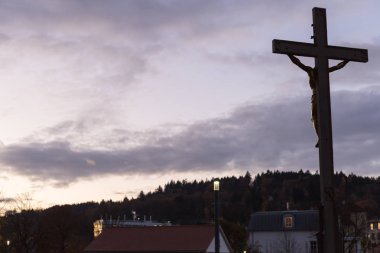 gün batımı şehir ışıkları ve semboller bir şehir, Güney Almanya sonbaharda Kasım akşam stuttgart şehir ve Münih yakınında eski kule ve haç gibi