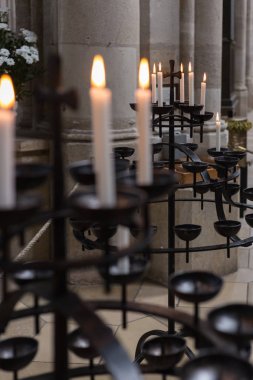 Bu ruh ve inanç dua insanlarla bir kilise ortam aydınlanır din sembolü 's