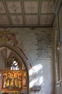 Güney Almanya'da Güz, tarihsel bir şehirde bir Şapel süsler ve Bayramı ve tavanlar gibi banklar ile görmek ve duvar panoları ve kapı kilidi sanat çalışmaları bir güneşli Pazar düşmek