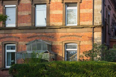 Cephe bina ve bir gezi tatil için Güney Almanya'da bir güneşli yaz öğleden sonra mimari detaylar