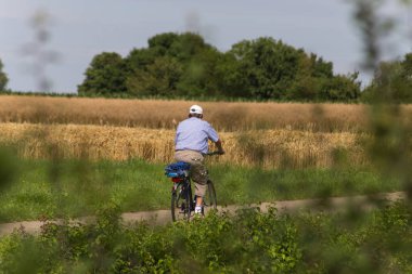 bisikletçiler Münih şehir ve stuttgart yakınındaki Güney Alman kırsal bir mesafe görünümde güneşli bir yaz