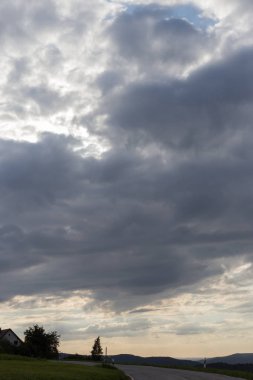 çok güneşli Güney Almanya'da Ağustos yol contrastful bulutlu gökyüzü yeşil tarlalarda yanında gördüğünüz