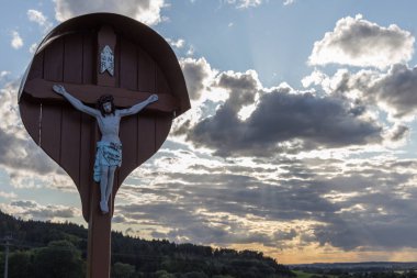 bir Eylül akşam gökyüzü güney Almanya stuttgart şehir aşağı gidiş güneşin turuncu ve sarı renkleri gri mavi yakınlarındaki kırsal alanda üzerinde haç