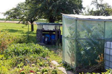 bir kulübede bir sıcak yaz gününde çeşitli kulübe Bahçe ve Güney Almanya stuttgart yakınlarındaki bir alanda depolama ve Bahçe aletleri için küçük göğüsler vardır