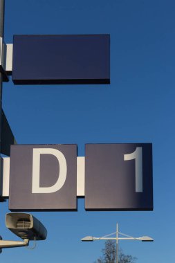 Tren raylar ve Güney Almanya'da trainstaition, Ağustos yaz sabahı işaretleri