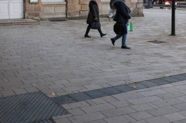 insanlar bir trainstation bekliyor veya biletleri ve leave İstasyonu güneye Alman tarihi şehir içinde onların Bagaj ile satın alma