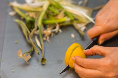 fırın için bıçak kesme tahtası ve plaka ile sarımsak ve limon hazırlık bir dokunuş ile ızgara kırmızı biber