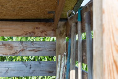 bir kulübede bir sıcak yaz gününde çeşitli kulübe Bahçe ve Güney Almanya stuttgart yakınlarındaki bir alanda depolama ve Bahçe aletleri için küçük göğüsler vardır