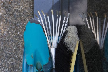 Güney Almanya Temmuz yaz günü mezarlıkta üzerinde el arabası, kutular, kürek ve churchyard yardımcı olur diğer araçları görmek