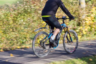 açık egzersiz bikeway sonbaharda Güney Almanya kırsalında