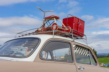 Üç tekerlekli bisiklet kırsal Güney Almanya ile çatıda seyahat çantası.