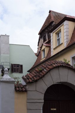 Bavyera bir tarihi şehir Güney Almanya'da yaz, eski churche, binalar ve evler kapı ve pencere ile görmek