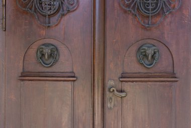 Bavyera bir tarihi şehir Güney Almanya'da yaz, süs eşyaları ve Bayramı ve tavan yanı sıra banklar ve duvar panoları ve kapı kilit resmi görmek