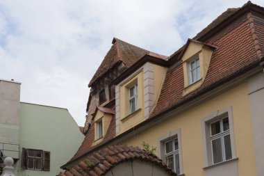 Bavyera bir tarihi şehir Güney Almanya'da yaz, eski churche, binalar ve evler kapı ve pencere ile görmek