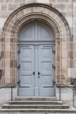 Bavyera bir tarihi şehir Güney Almanya'da yaz, eski churche, binalar ve evler kapı ve pencere ile görmek