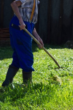stuttgart yakınındaki Güney Almanya'da çim yaz ay Ağustos yan yatan yaşlı çiftçi