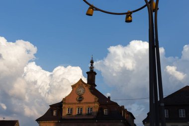 Güney Almanya bulutlu nem oranı taşıma bulutlar bir imparatorluk şehirde bir Temmuz akşamı mavi gökyüzü parlak beyaz kontrast vermek