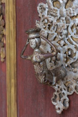 giriş kapısı ve Güney Almanya tarihi şehir kırmızı turuncu renk ve silverplating demir iskelet el sanatları ile romantik Katolik Kilisesi'nin süsler