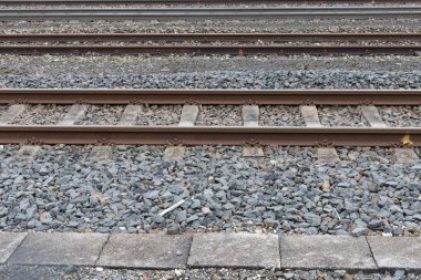 Trainstation tarafından geçen tren ve Münih ve stuttgart yakınındaki güney Almanya şehirde altyapısıyla raylar ile