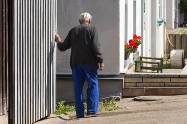 Güney Almanya'nın kırsal çiftlik evinde komuta sizde.